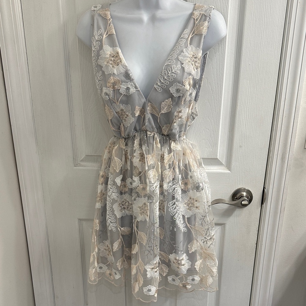 LUCY IN THE SKY LOS ANGELES Elegant Sheer Floral Lace Dress in Light Gray Sz M